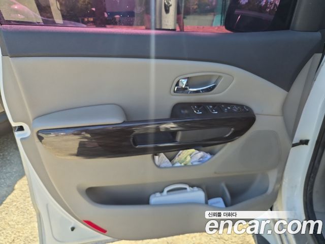 Kia Carnival 7-seater Limousine Magic Space 2018 — фото 11