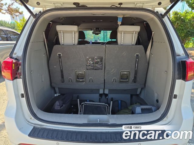 Kia Carnival 7-seater Limousine Magic Space 2018 — фото 18