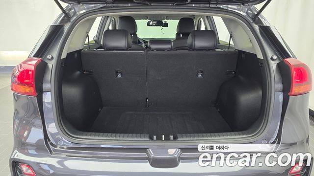 Kia Niro 1.6 HEV Luxury 2020 — фото 16