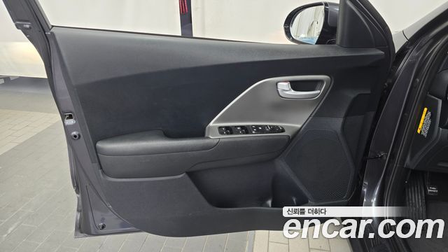 Kia Niro 1.6 HEV Luxury 2020 — фото 24