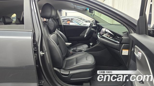Kia Niro 1.6 HEV Luxury 2020 — фото 26