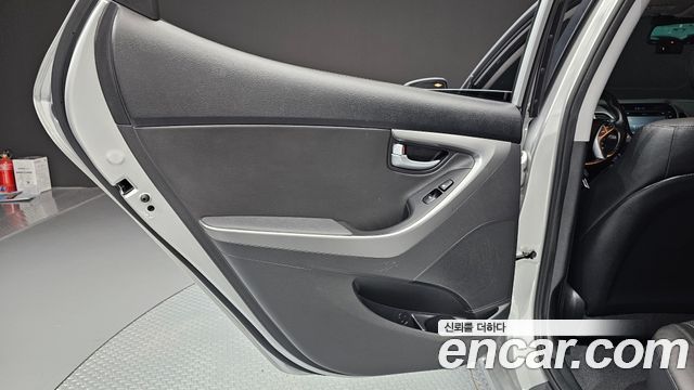 Hyundai Avante 1.6 GDi 10 Million Limited Standard 2016 — фото 25
