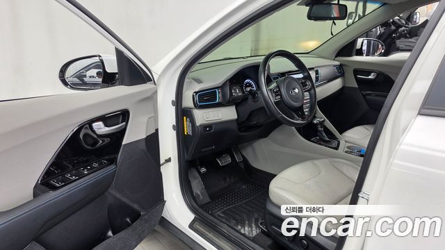 Kia Niro Noblesse 2017 — фото 10