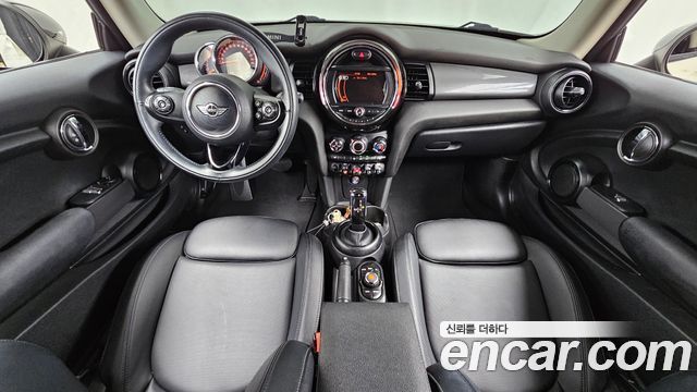 MINI Cooper D Standard 3rd 2018 — фото 7
