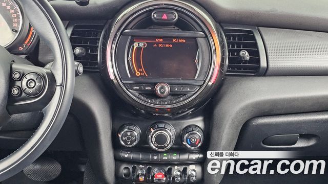 MINI Cooper D Standard 3rd 2018 — фото 13