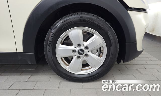 MINI Cooper D Standard 3rd 2018 — фото 21