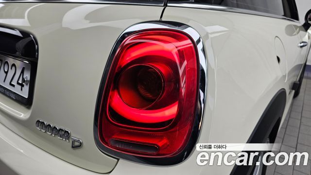 MINI Cooper D Standard 3rd 2018 — фото 23