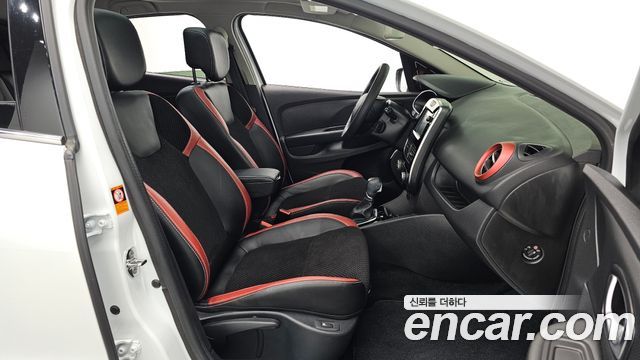 Renault Korea Clio Intens Panoramic 2019 — фото 11
