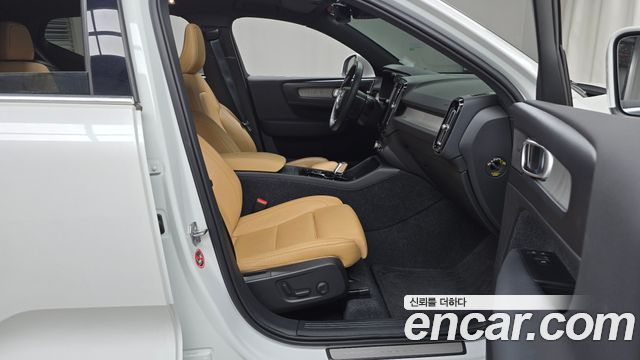 Volvo XC40 B4 Inscription 2021 — фото 11