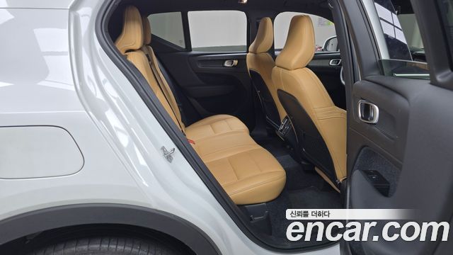 Volvo XC40 B4 Inscription 2021 — фото 12