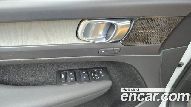 Volvo XC40 B4 Inscription 2021 — фото 17