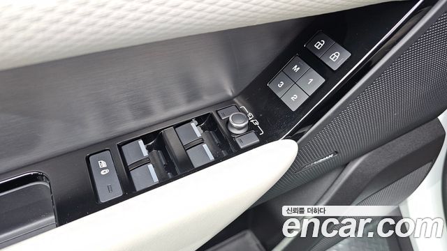 Land Rover Range Rover Velar 2.0 P250 R-Dynamic SE 2023 — фото 12