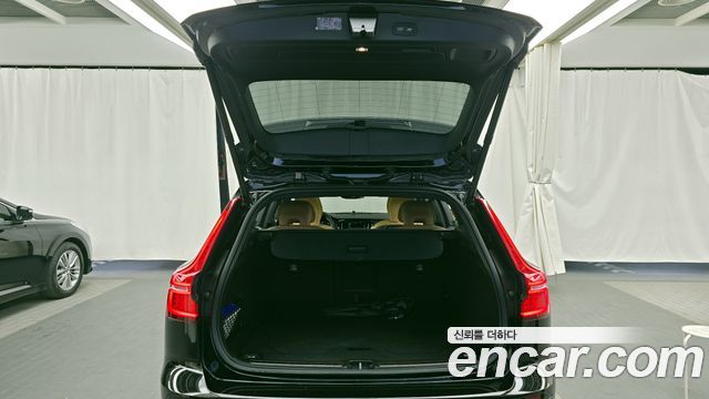 Volvo V60 Cross Country (II) B5 Pro AWD 2021 — фото 24