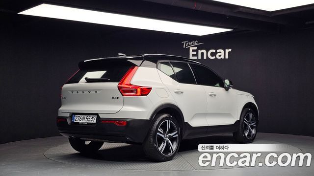 Volvo XC40 B4 R-Design 2021 — фото 2