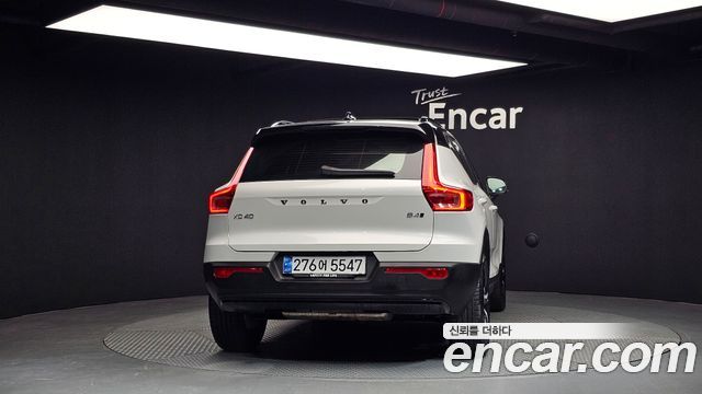 Volvo XC40 B4 R-Design 2021 — фото 4