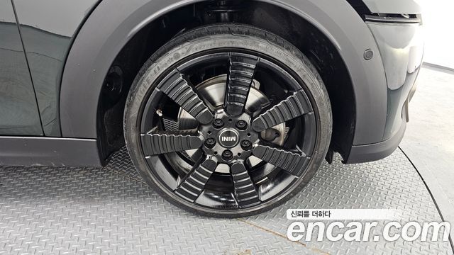 MINI Cooper S 5Door Resolute Edition 3rd Gen 2023 — фото 5
