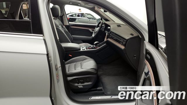 Volkswagen Touareg (III) 3.0 TDI Prestige 2024 — фото 11