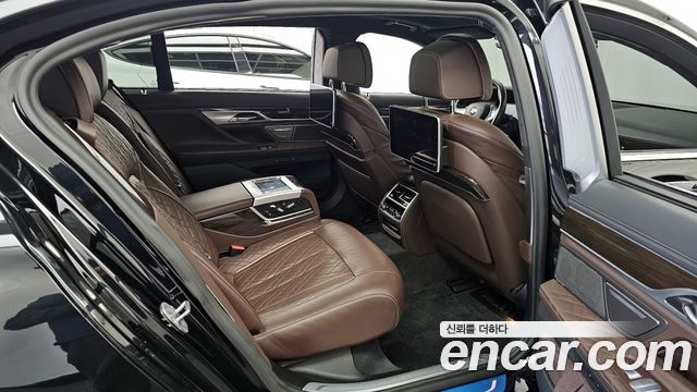BMW 7 Series (G11) 740Li xDrive Design Pure Excellence 2021 — фото 12