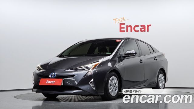 Toyota Prius (IV) 1.8 E 2018 — фото 1