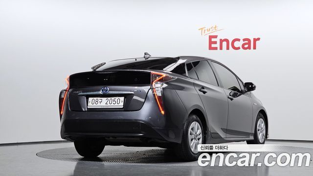 Toyota Prius (IV) 1.8 E 2018 — фото 2
