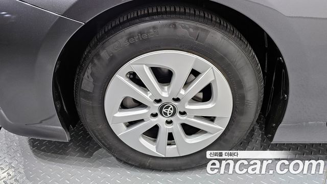 Toyota Prius (IV) 1.8 E 2018 — фото 5