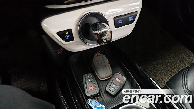 Toyota Prius (IV) 1.8 E 2018 — фото 9