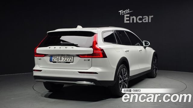 Volvo V60 Cross Country (II) B5 Ultimate AWD 2023 — фото 2