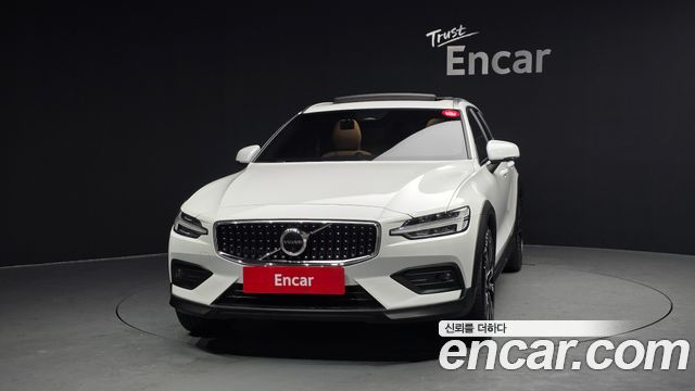 Volvo V60 Cross Country (II) B5 Ultimate AWD 2023 — фото 3
