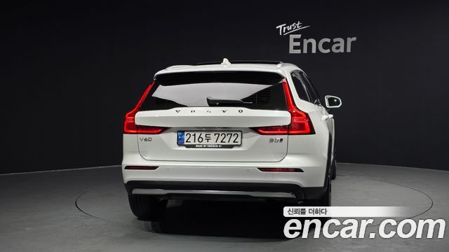Volvo V60 Cross Country (II) B5 Ultimate AWD 2023 — фото 4