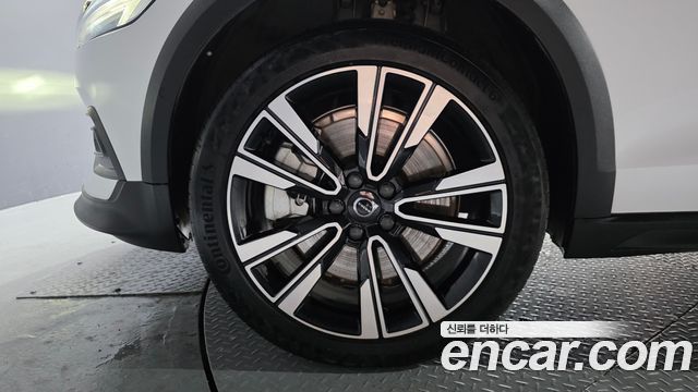 Volvo V60 Cross Country (II) B5 Ultimate AWD 2023 — фото 5