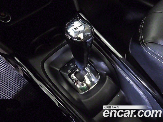 Peugeot 2008 1.6 e-HDi Feline S 2015 — фото 16