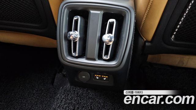 Volvo XC40 B4 Inscription 2021 — фото 17