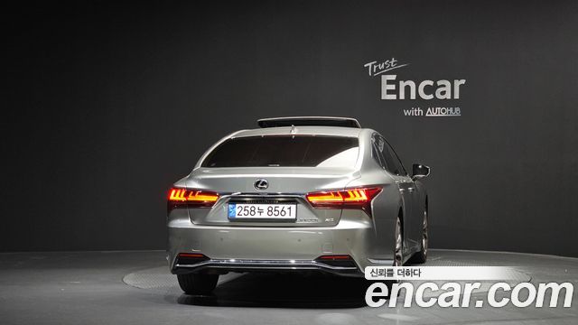 Lexus LS500h (V) 3.5 Platinum AWD 2023 — фото 4