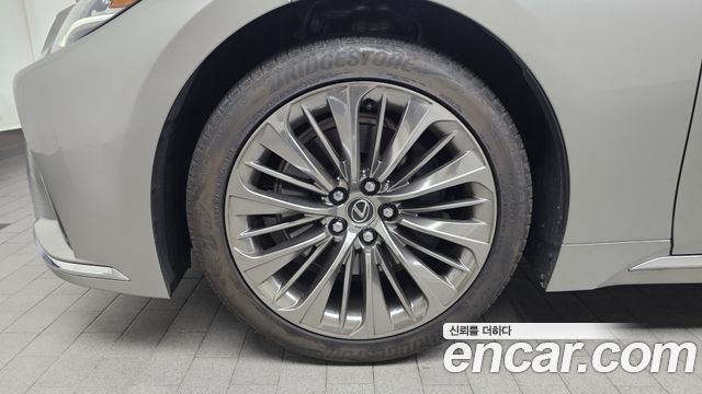Lexus LS500h (V) 3.5 Platinum AWD 2023 — фото 5