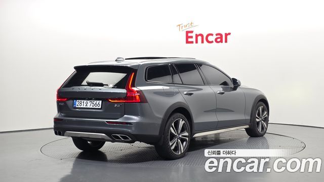 Volvo V60 Cross Country (II) B5 Pro AWD 2021 — фото 2