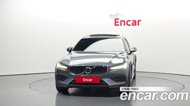Volvo V60 Cross Country (II) B5 Pro AWD 2021 — фото 3
