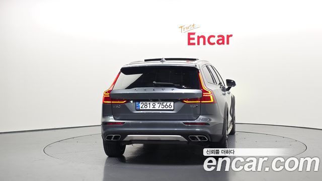 Volvo V60 Cross Country (II) B5 Pro AWD 2021 — фото 4
