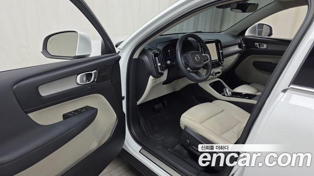 Volvo XC40 B4 Ultimate Bright 2023 — фото 10