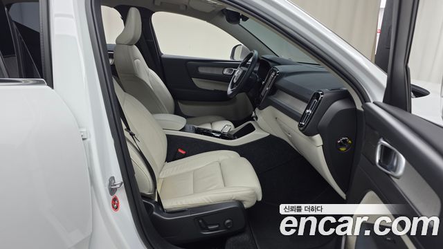 Volvo XC40 B4 Ultimate Bright 2023 — фото 11