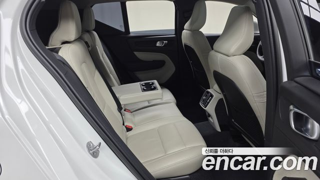 Volvo XC40 B4 Ultimate Bright 2023 — фото 12