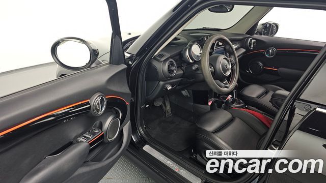 MINI Cooper S 5Door Standard 3rd 2019 — фото 11