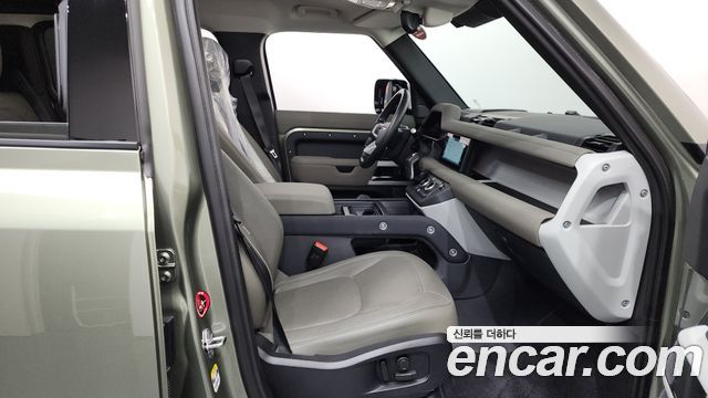Land Rover Defender (L663) 110 D250 SE 2023 — фото 11