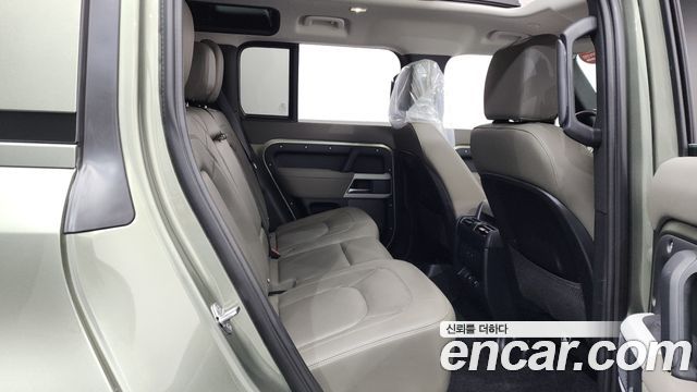 Land Rover Defender (L663) 110 D250 SE 2023 — фото 12
