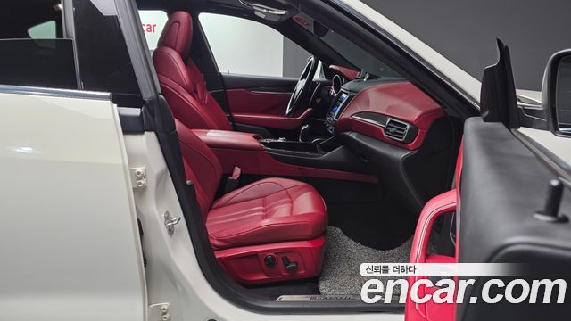Maserati Levante 3.0 Diesel AWD GranSport 2018 — фото 15