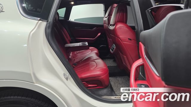 Maserati Levante 3.0 Diesel AWD GranSport 2018 — фото 16
