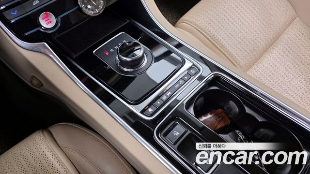 Jaguar XF (X260) 20d Prestige AWD 2017 — фото 9