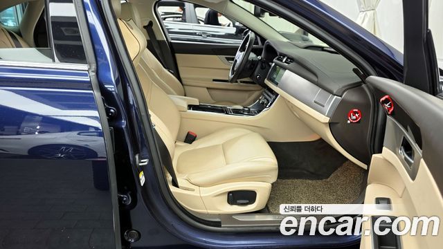 Jaguar XF (X260) 20d Prestige AWD 2017 — фото 11