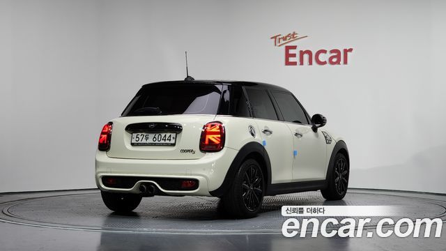 MINI Cooper S 5Door Standard 3rd 2019 — фото 2