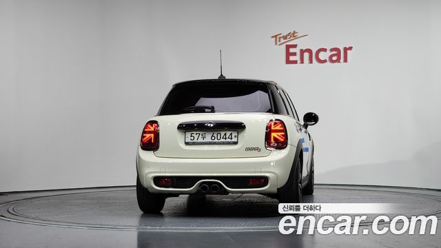 MINI Cooper S 5Door Standard 3rd 2019 — фото 4
