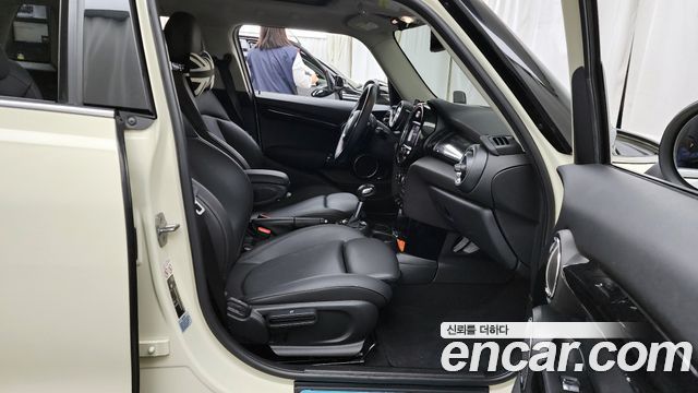 MINI Cooper S 5Door Standard 3rd 2019 — фото 11